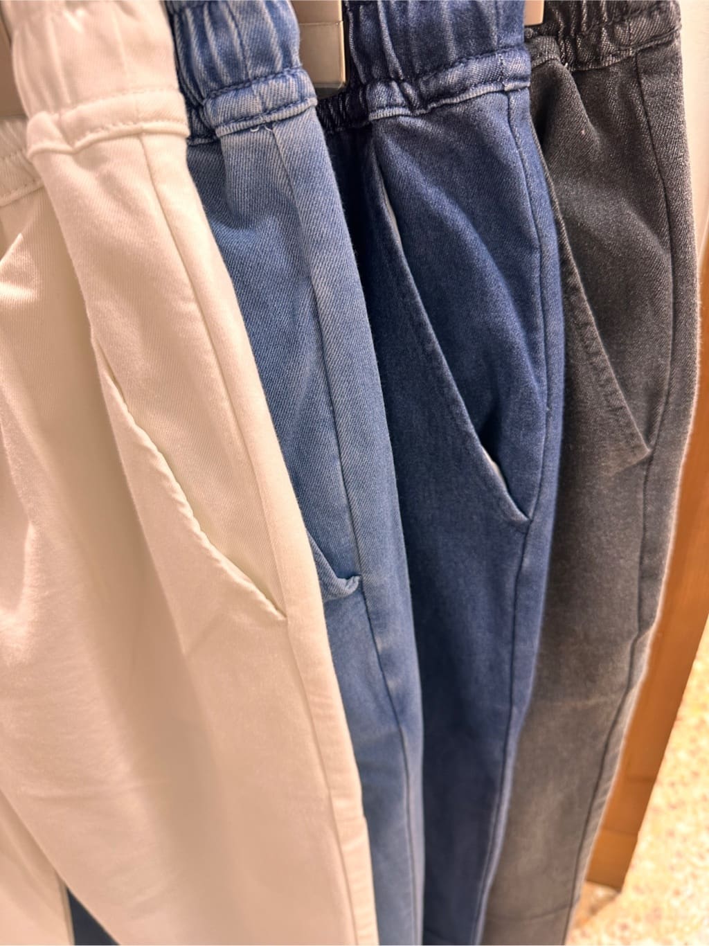 Yossyさんの「SHOO･LA･RUE｜◆【洗える/SS-3L/美脚シルエット】アクティブ派のデニム イージーテーパードパンツ」を使ったコーディネート