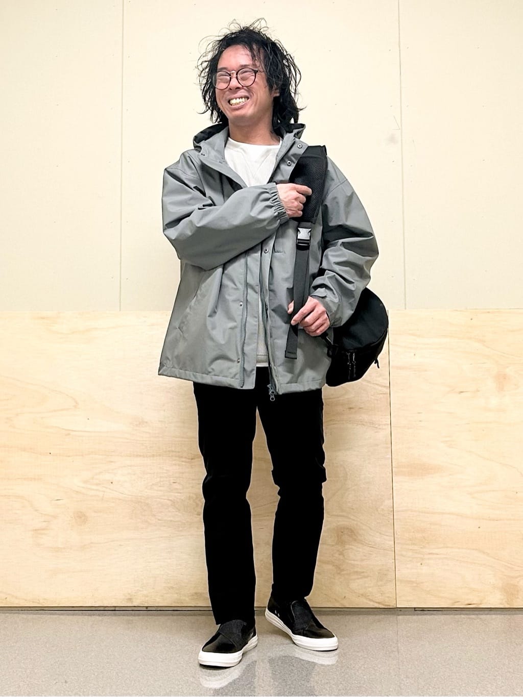 KENJI Iさんの「THE SHOP TK｜【オールシーズン穿ける！】7DAYSストレッチへリンボンパンツ　ON&hArr;OFF兼用」を使ったコーディネート