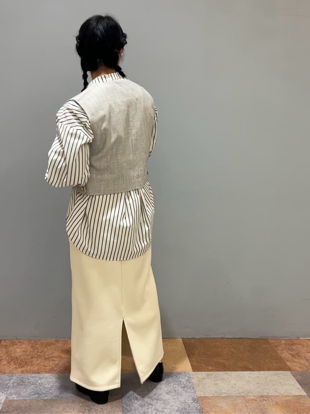 ひらのみさんの「THE SHOP TK｜◆バックシャーリングシャツ【洗える】」を使ったコーディネート