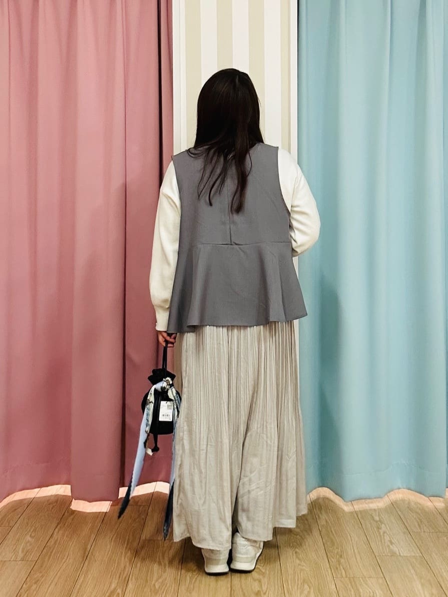 SHIiiさんの「SHOO･LA･RUE｜◆【セレモニーにも】ひらりと揺れる上品シルエット サテンプリーツスカート」を使ったコーディネート