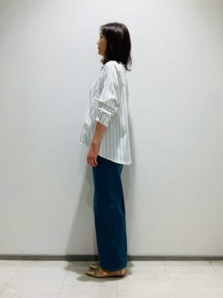fujiさんの「INDIVI｜【褒められデニム】ワイドストレート デニムパンツ」を使ったコーディネート