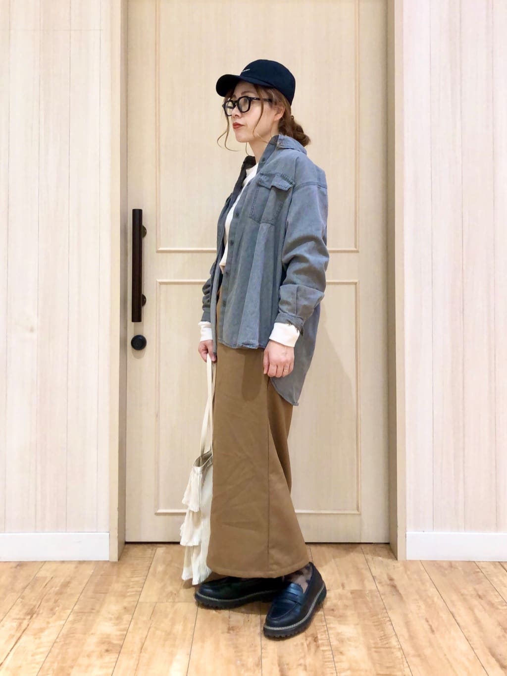 YOUさんの「SHOO･LA･RUE｜◆【洗える/S-LL】大人のこなれコーデに やわらかデニムシャツ」を使ったコーディネート