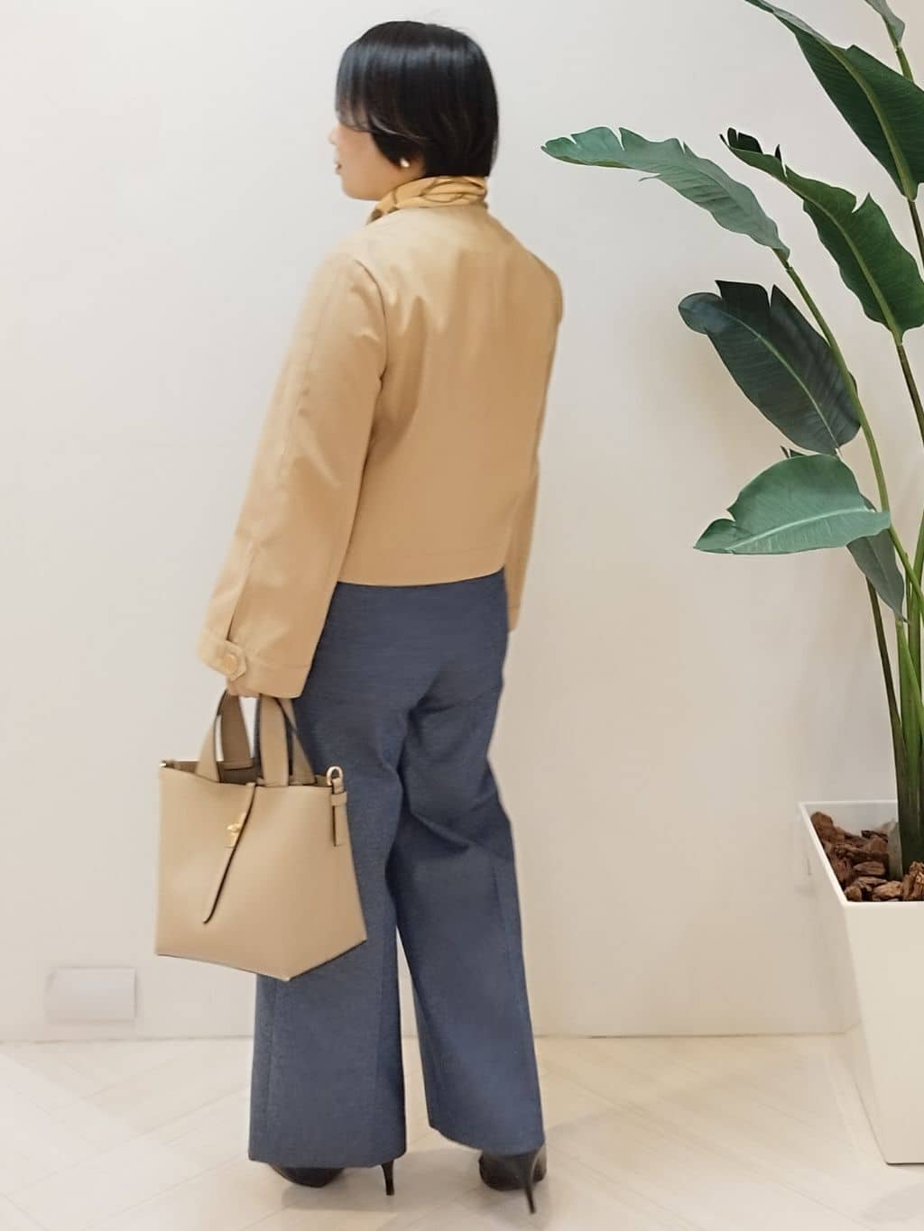 s u g iさんの「UNTITLED｜【手洗い／88cm正方形】バイカラーハーネススカーフ」を使ったコーディネート