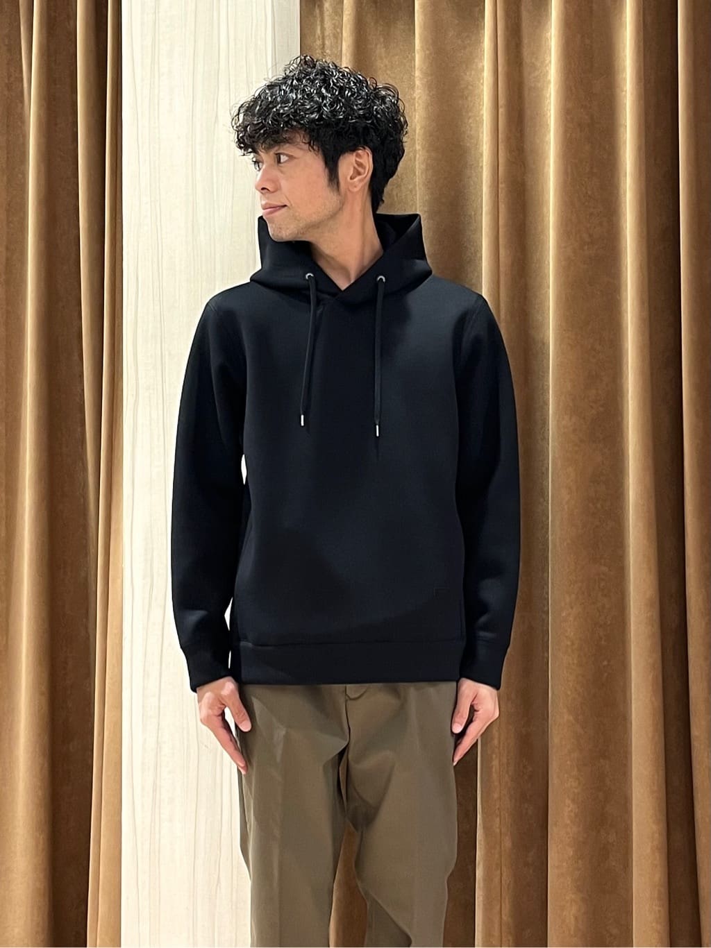 URAさんの「TAKEO KIKUCHI｜【オフィスカジュアル対応】ドレス チノパンツ」を使ったコーディネート