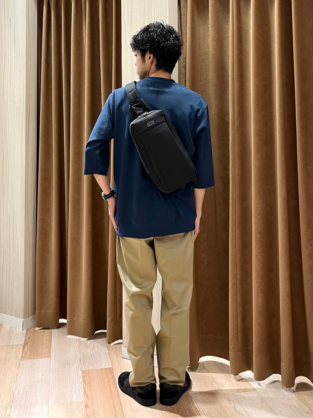 URAさんの「TAKEO KIKUCHI｜【オフィスカジュアル対応】ドレス チノパンツ」を使ったコーディネート