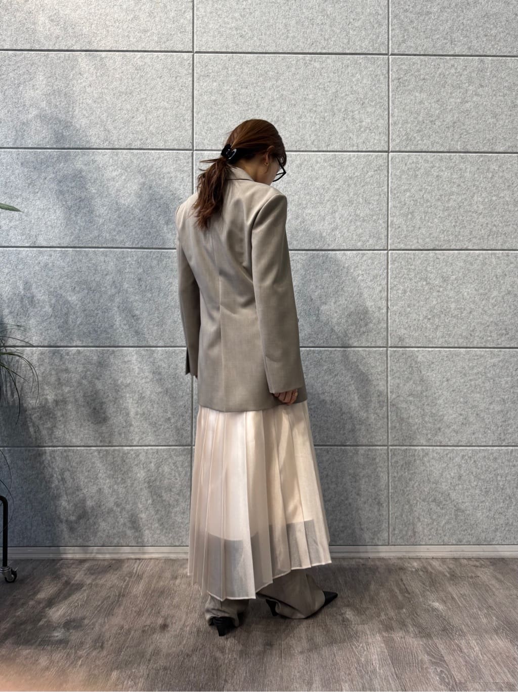 miyu maesakaさんの「CODE A｜shiny sheer pleated skirt」を使ったコーディネート