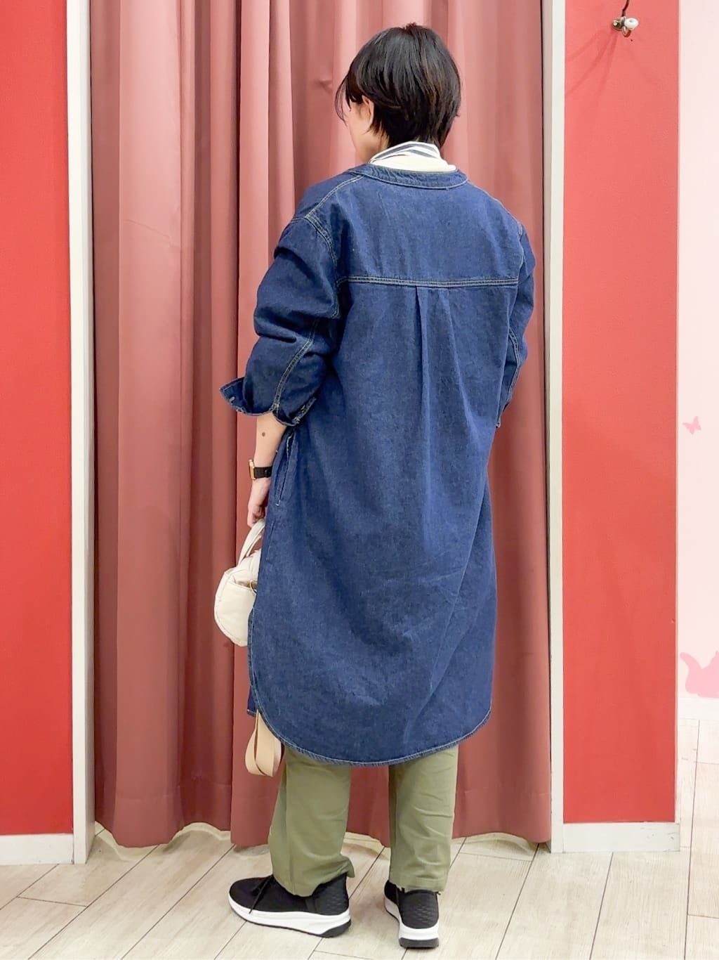 しまもさんの「SHOO･LA･RUE｜◆【洗える/体型カバー】デニム シャツワンピース」を使ったコーディネート