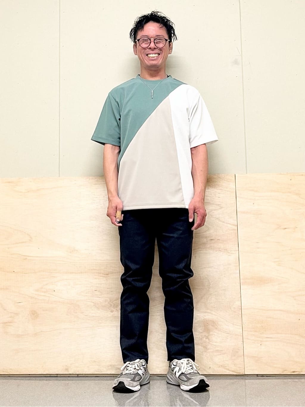 KENJI Iさんの「THE SHOP TK｜【オールシーズン穿ける！】7DAYSストレッチへリンボンパンツ　ON&hArr;OFF兼用」を使ったコーディネート