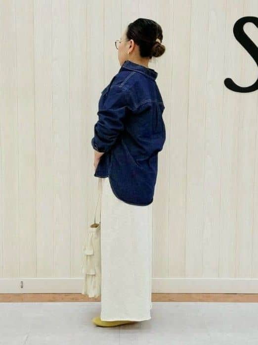 nanahachiさんの「SHOO･LA･RUE｜◆【洗える/S-LL】大人のこなれコーデに やわらかデニムシャツ」を使ったコーディネート