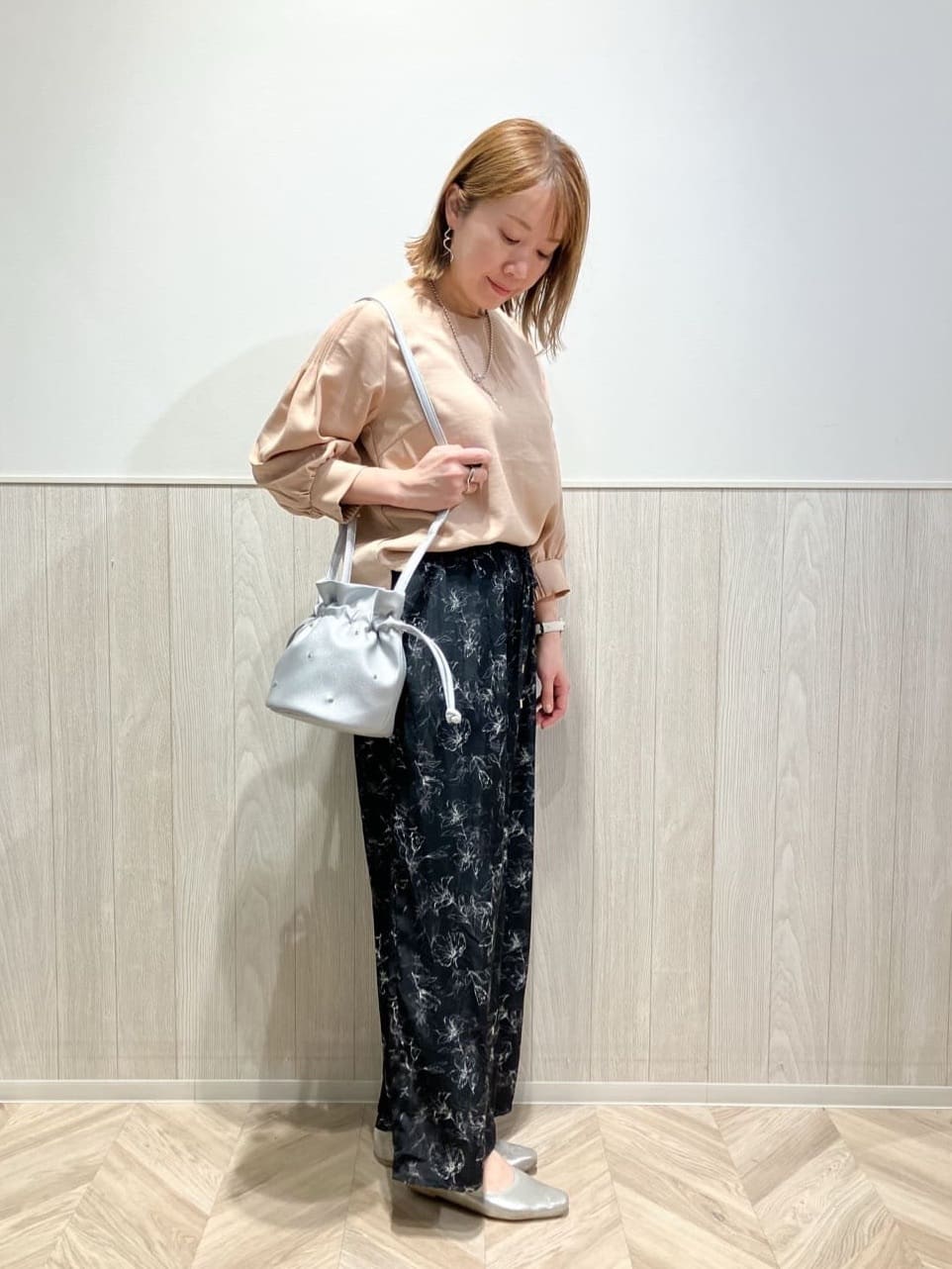 shokoさんの「SHOO･LA･RUE｜◆【洗える/洗濯後しわになりにくい】無理せずキレイ 肩タックブラウス」を使ったコーディネート