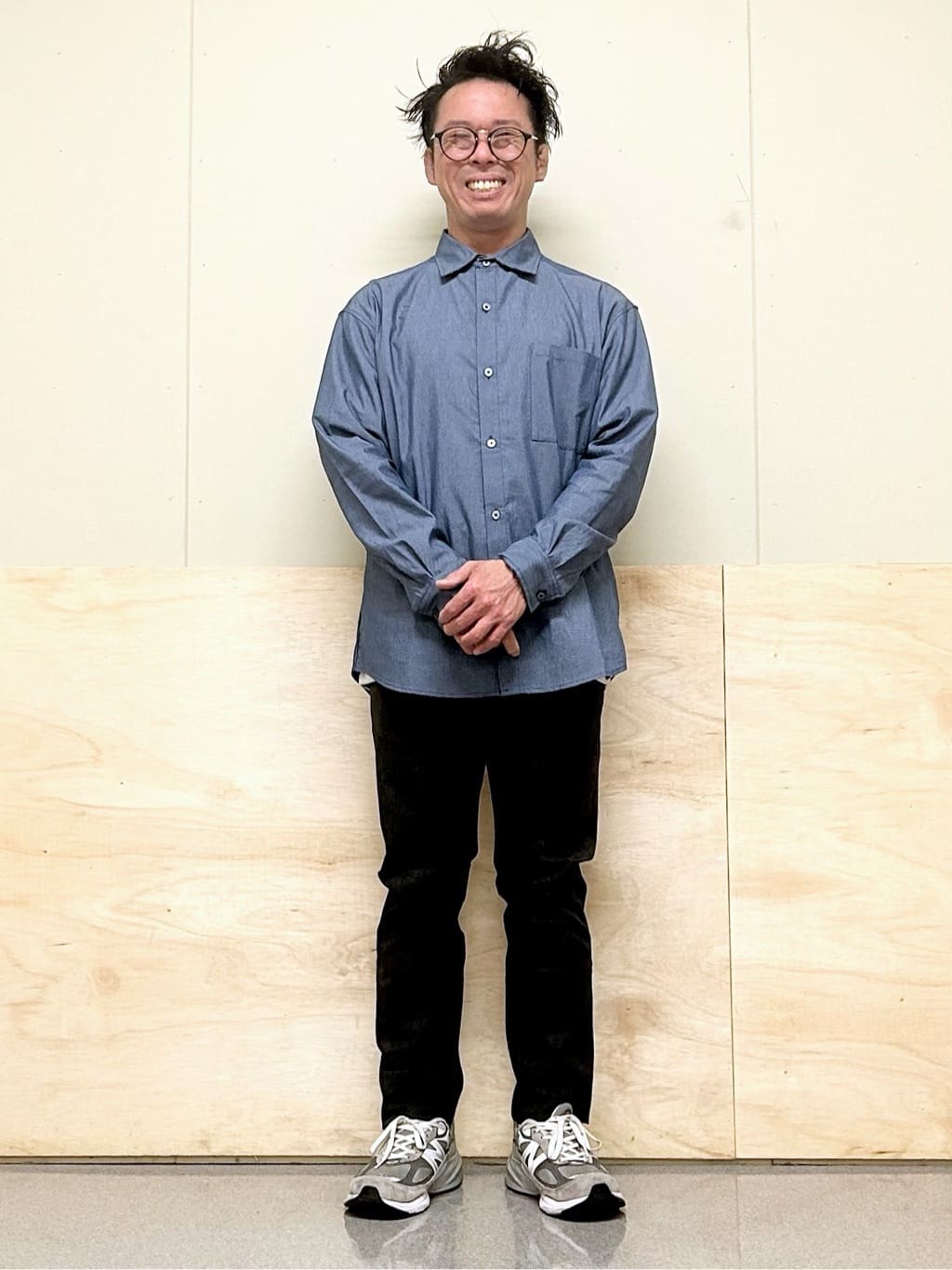 KENJI Iさんの「THE SHOP TK｜【オールシーズン穿ける！】7DAYSストレッチへリンボンパンツ　ON&hArr;OFF兼用」を使ったコーディネート