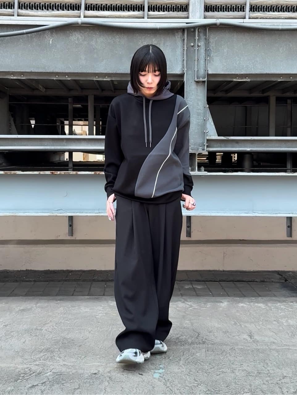 川本葵さんの「tk.TAKEO KIKUCHI｜◆カーブスイッチパーカ」を使ったコーディネート
