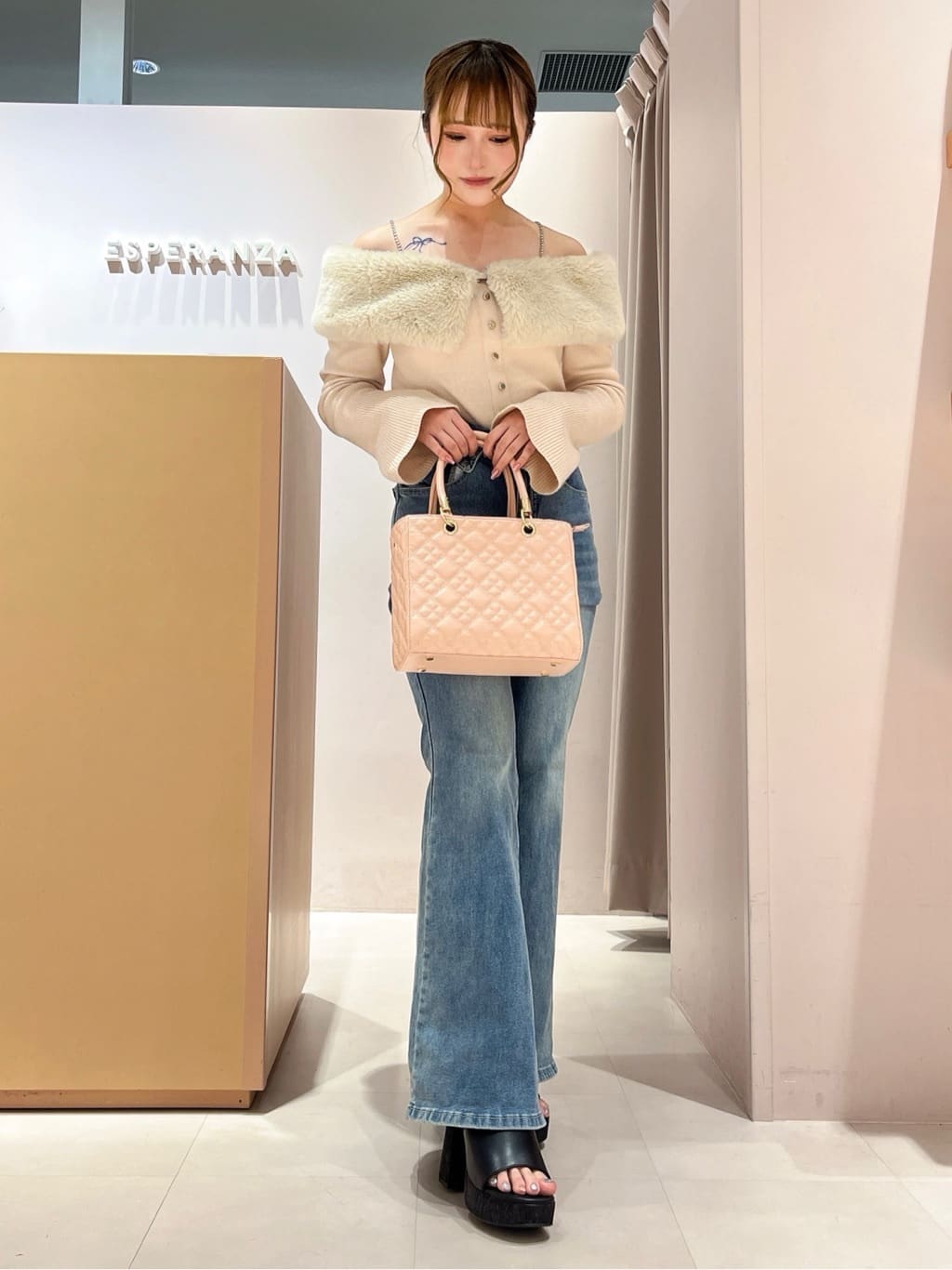 このかさんの「ESPERANZA｜ミニバックルコルクヒールミュール」を使ったコーディネート