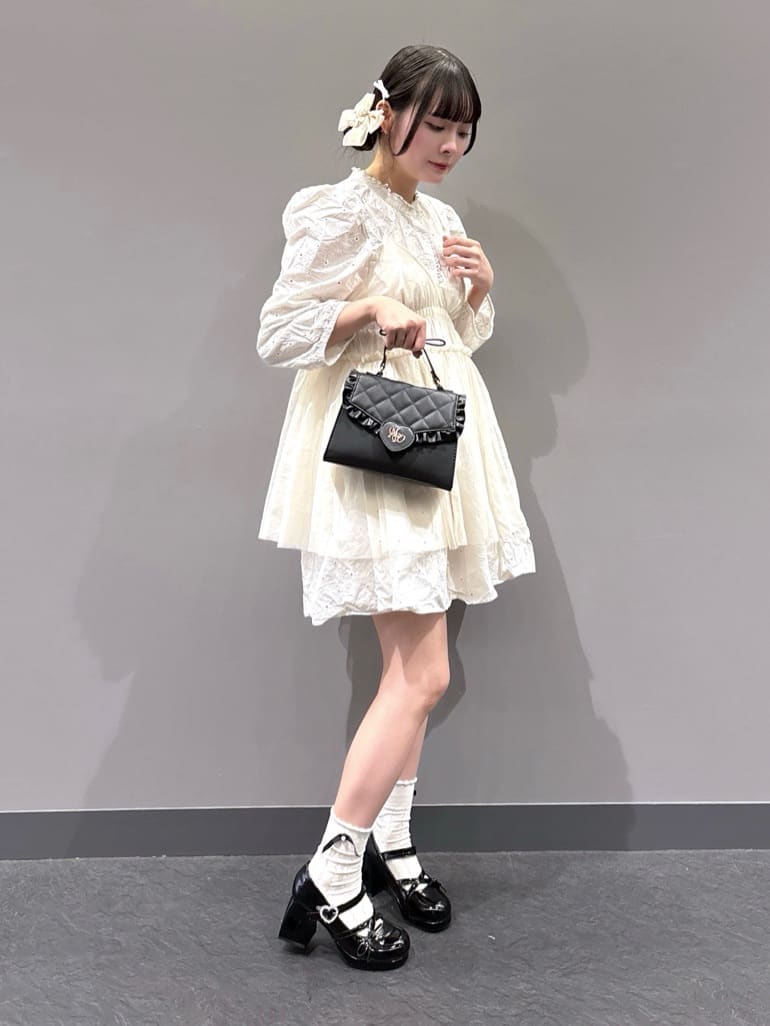 HUANG WEIHSUANさんの「ESPERANZA｜厚底ハートヒールストラップパンプス」を使ったコーディネート
