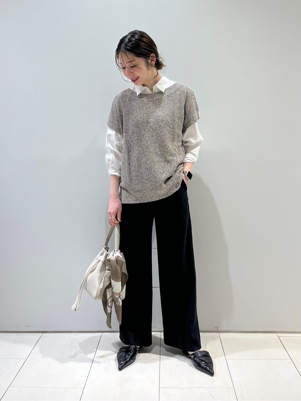 KAOさんの「INDIVI｜【60cm四方】スクエアスカーフ」を使ったコーディネート