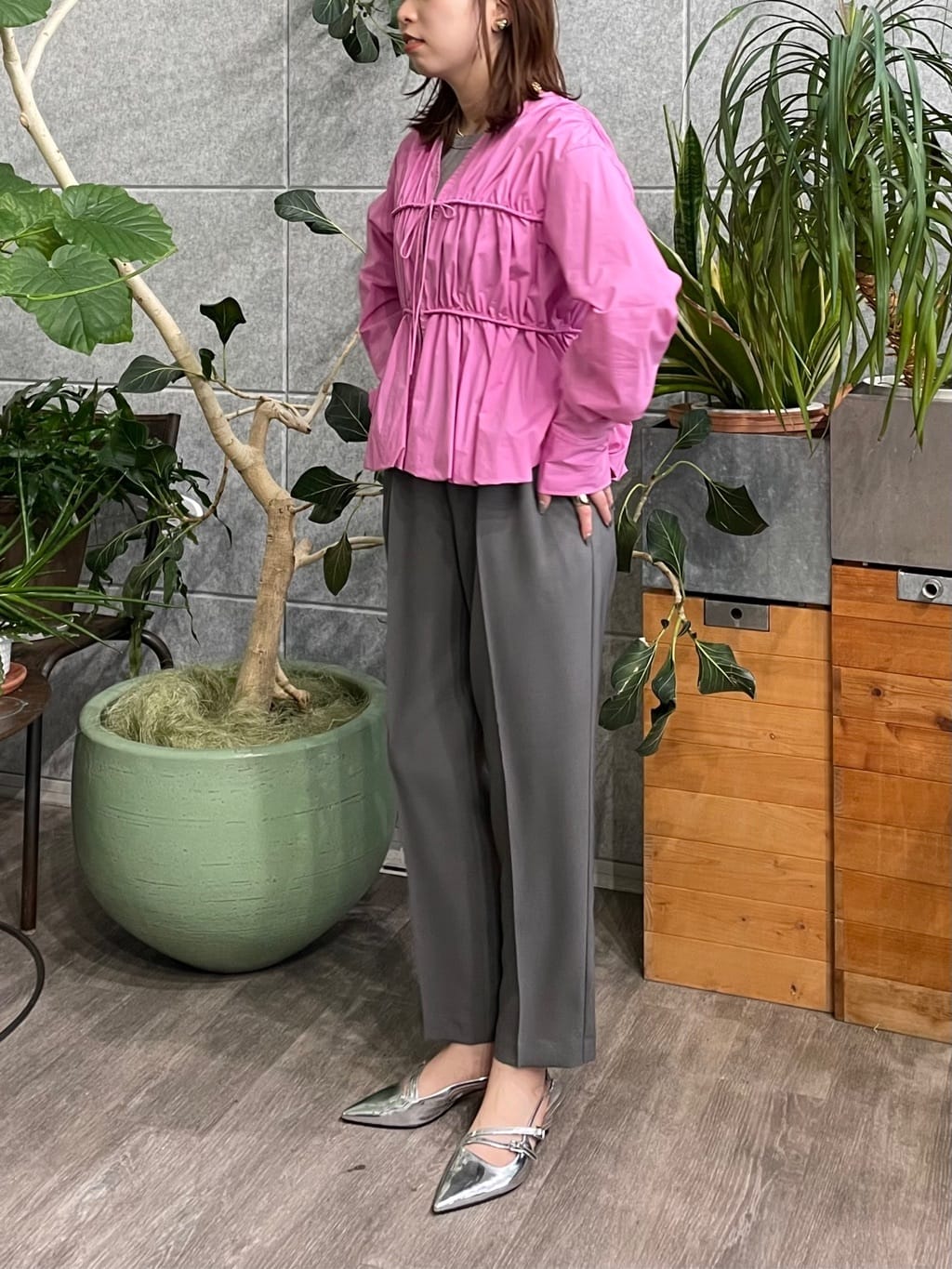 ねねさんの「INDIVI｜【接触冷感／セットアップ対応】イージーテーパードパンツ【通勤・セレモニー】」を使ったコーディネート