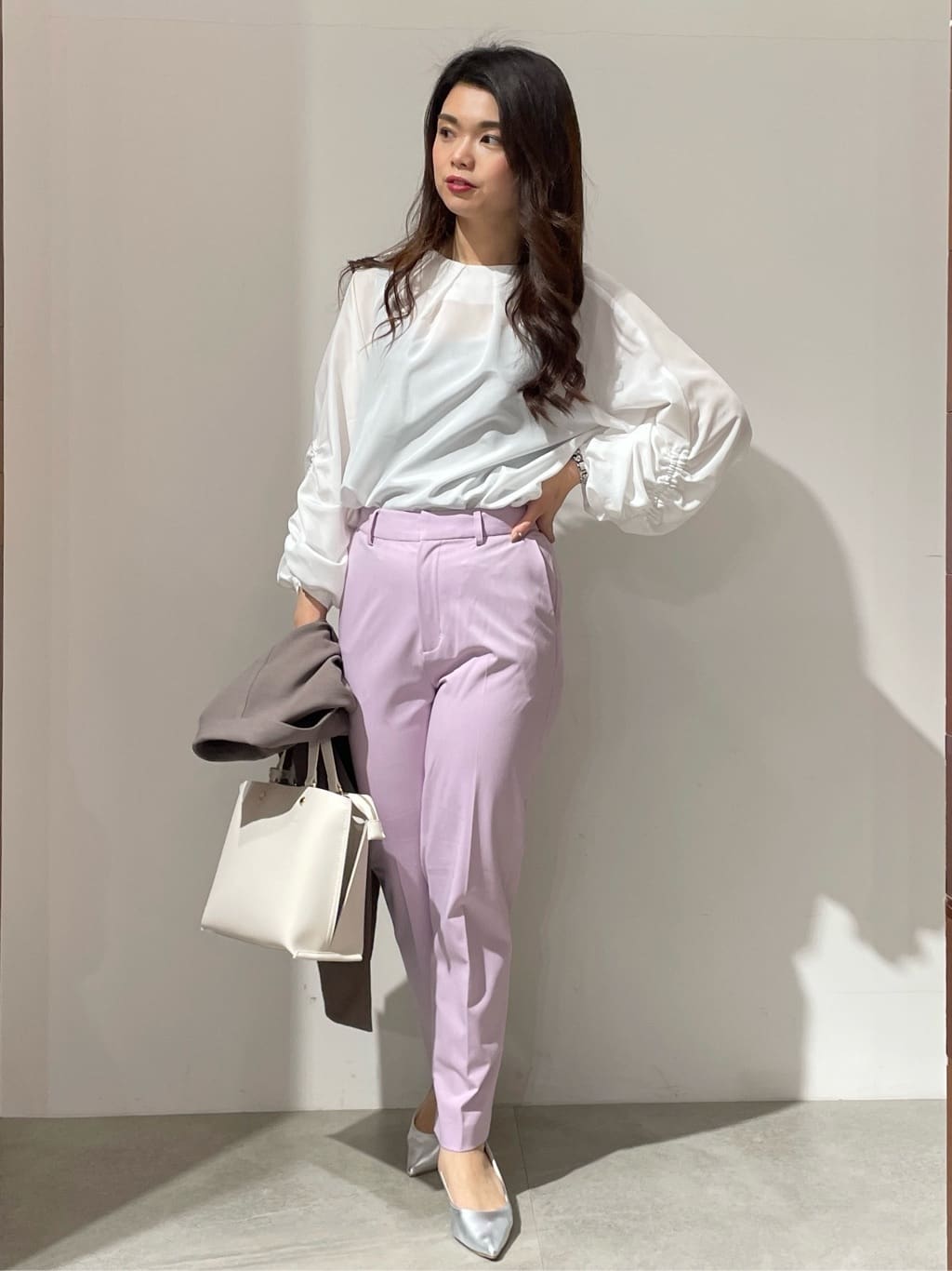 kanahoさんの「OPAQUE.CLIP｜◆シャーリングスリーブブラウス【洗濯機洗い可】」を使ったコーディネート