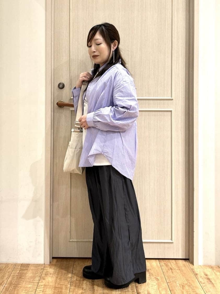 kanaさんの「SHOO･LA･RUE｜◆【洗える】バックギャザーがポイント 綿ワッシャー前開きシャツ」を使ったコーディネート