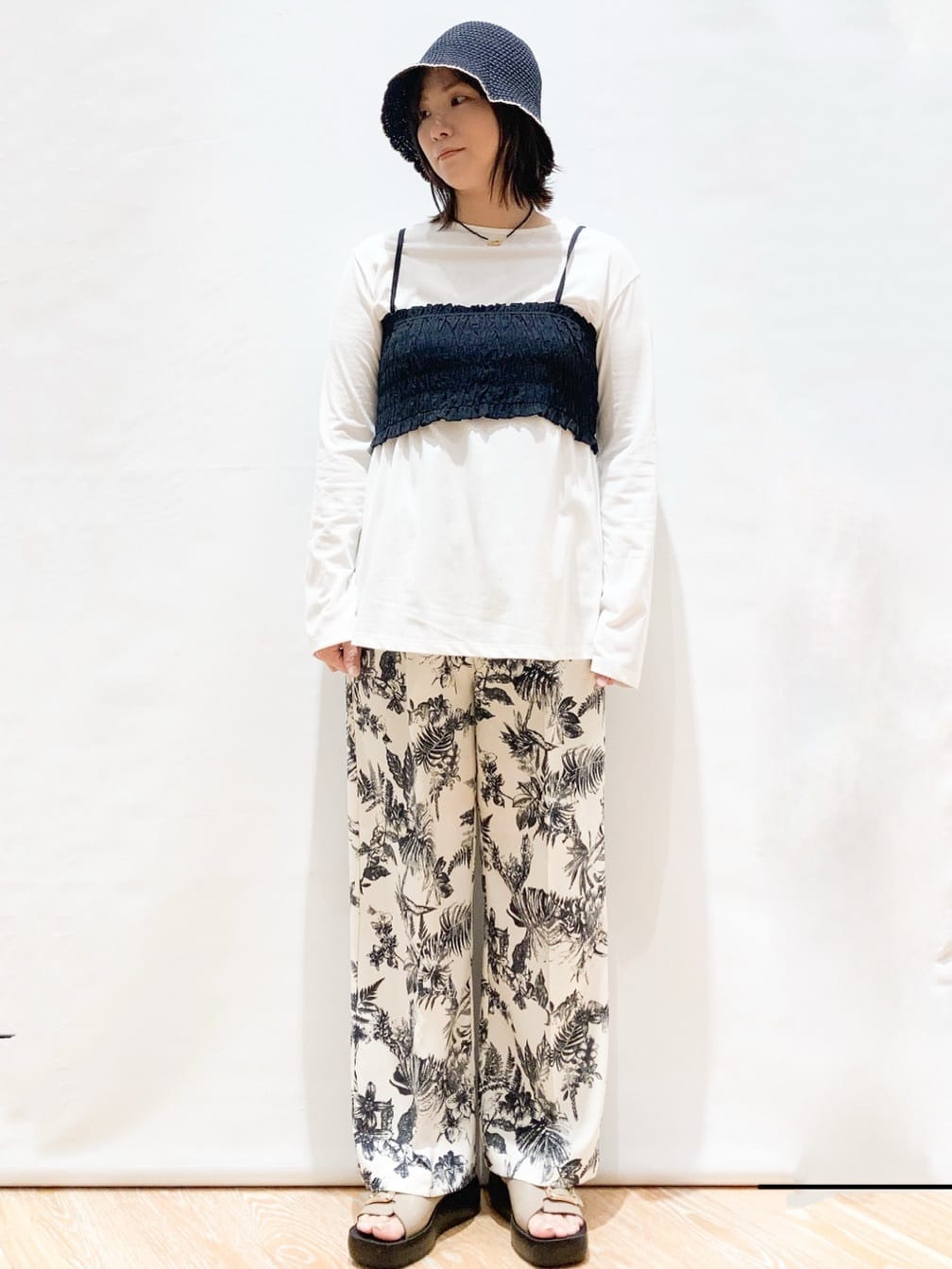 Shihoさんの「OPAQUE.CLIP｜◆《ツインセット》シャーリングビスチェ&times;ロングTシャツ【洗濯機洗い可】」を使ったコーディネート