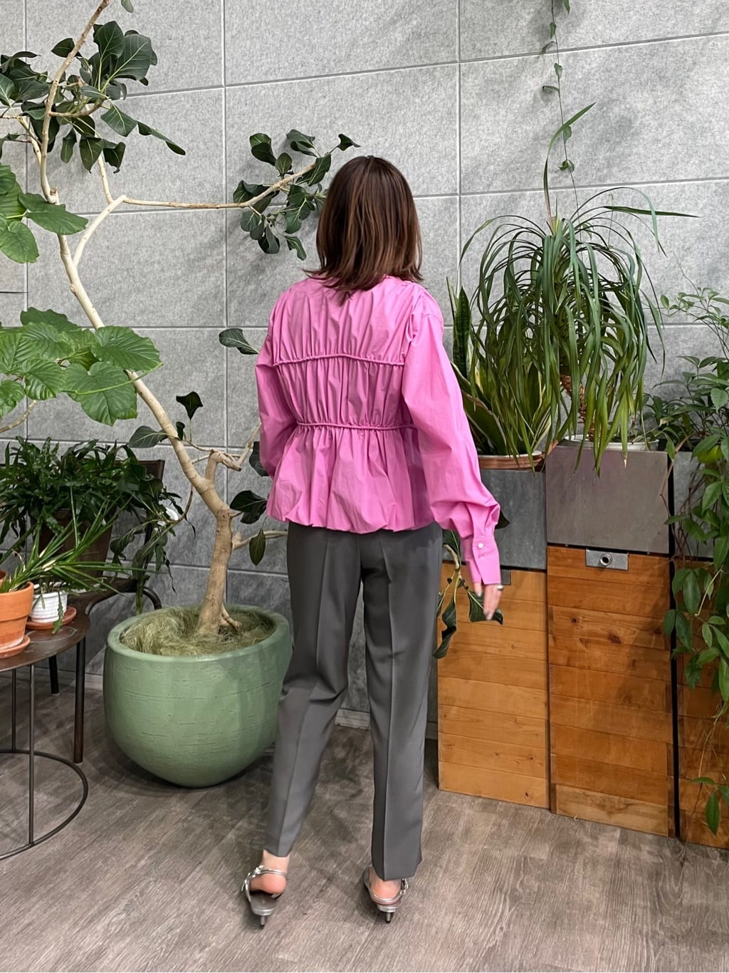 ねねさんの「INDIVI｜【接触冷感／セットアップ対応】イージーテーパードパンツ【通勤・セレモニー】」を使ったコーディネート