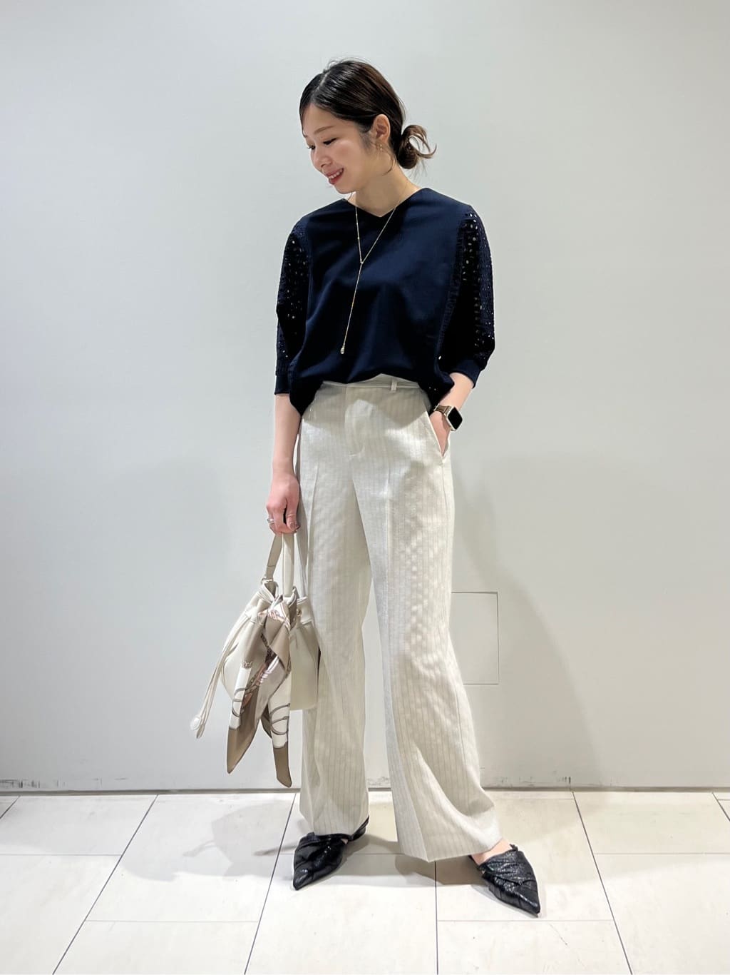 KAOさんの「INDIVI｜【60cm四方】スクエアスカーフ」を使ったコーディネート