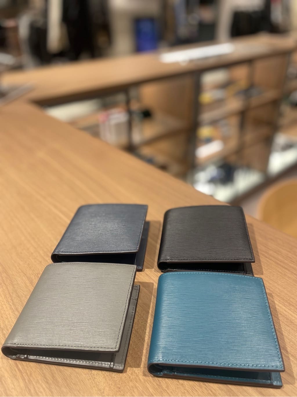 南薗大地さんの「TAKEO KIKUCHI｜【NEW レザーリップルシリーズ】バイフォールド ウォレット」を使ったコーディネート
