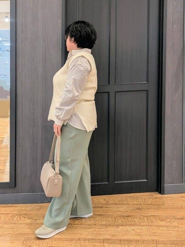 エリオットさんの「SHOO･LA･RUE｜◆【洗える】バックギャザーがポイント 綿ワッシャー前開きシャツ」を使ったコーディネート