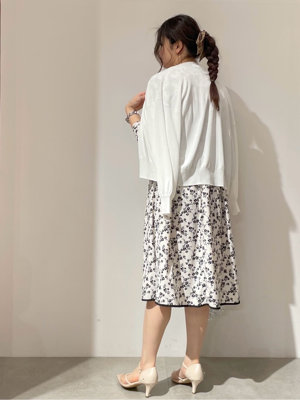 kanahoさんの「OPAQUE.CLIP｜◆【6色展開】シャイニー素材巾着ミニショルダーバッグ」を使ったコーディネート