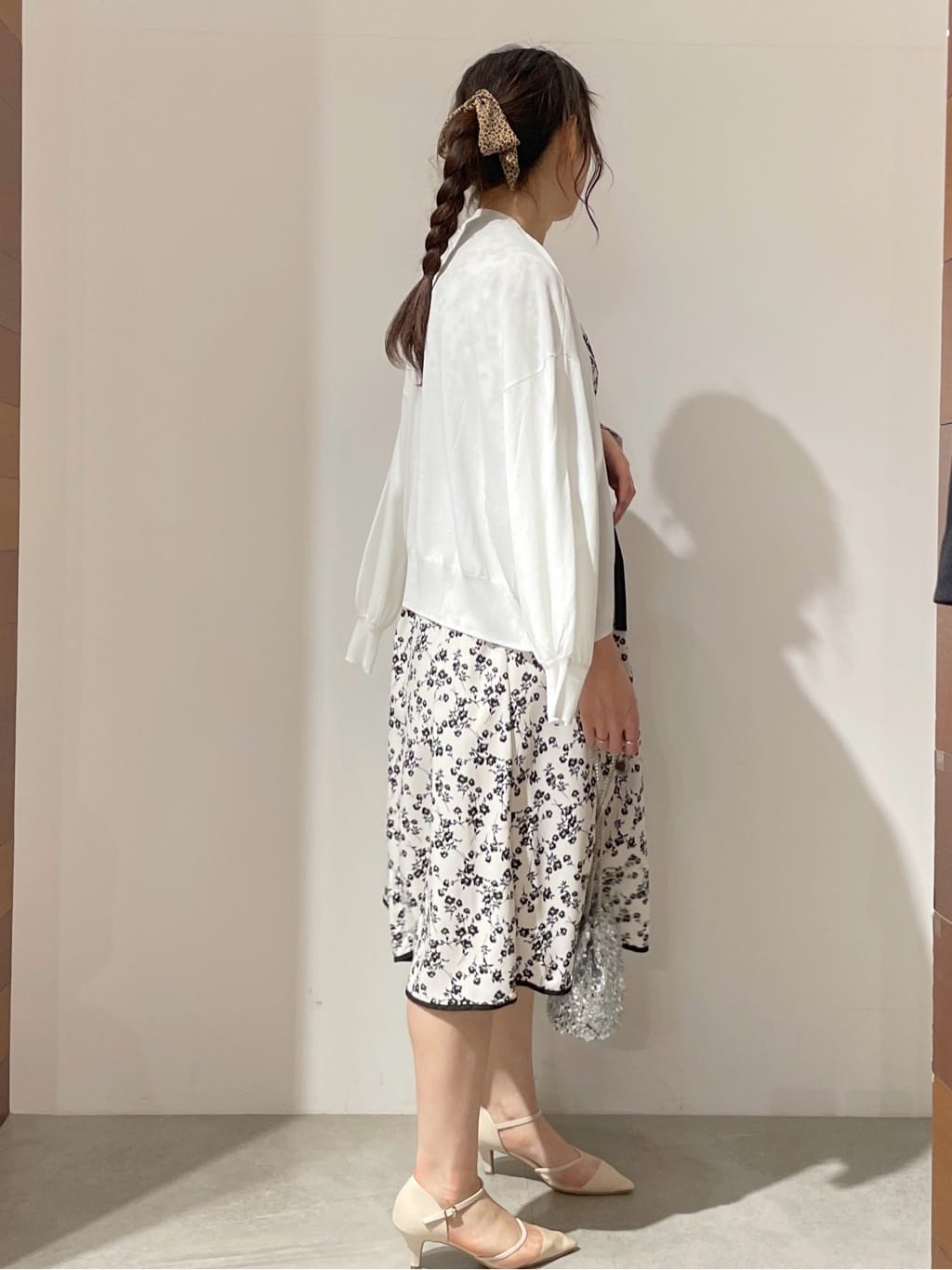 kanahoさんの「OPAQUE.CLIP｜◆【6色展開】シャイニー素材巾着ミニショルダーバッグ」を使ったコーディネート