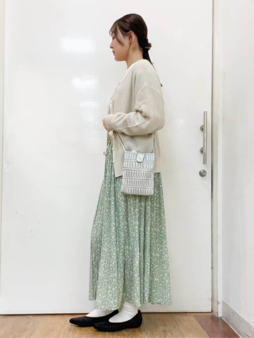 sakiさんの「SHOO･LA･RUE｜◆【洗える】ざっくり編みが大人かわいい キーネックカーディガン」を使ったコーディネート