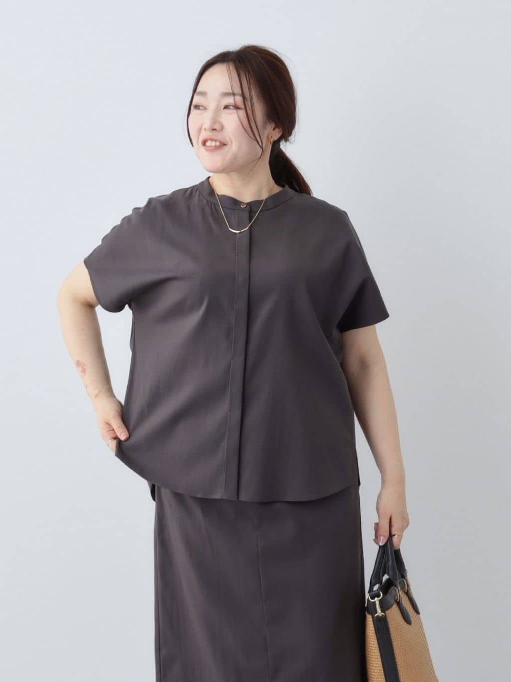 kaoさんの「INDIVI｜◆【洗える／SETUP可能/UVケア/接触冷感/日本製】バンドカラー半袖ブラウス」を使ったコーディネート