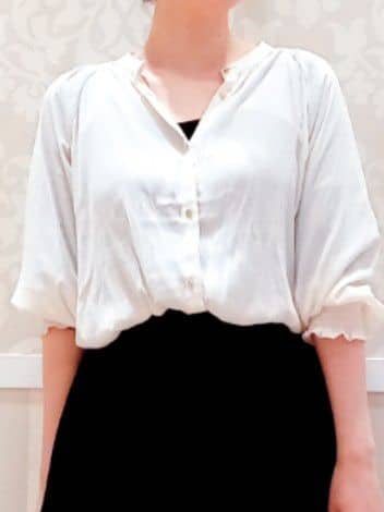 Nakaさんの「grove｜◆【デイリーから特別な日まで】華やかさを纏うヴィンテージサテンブラウス」を使ったコーディネート