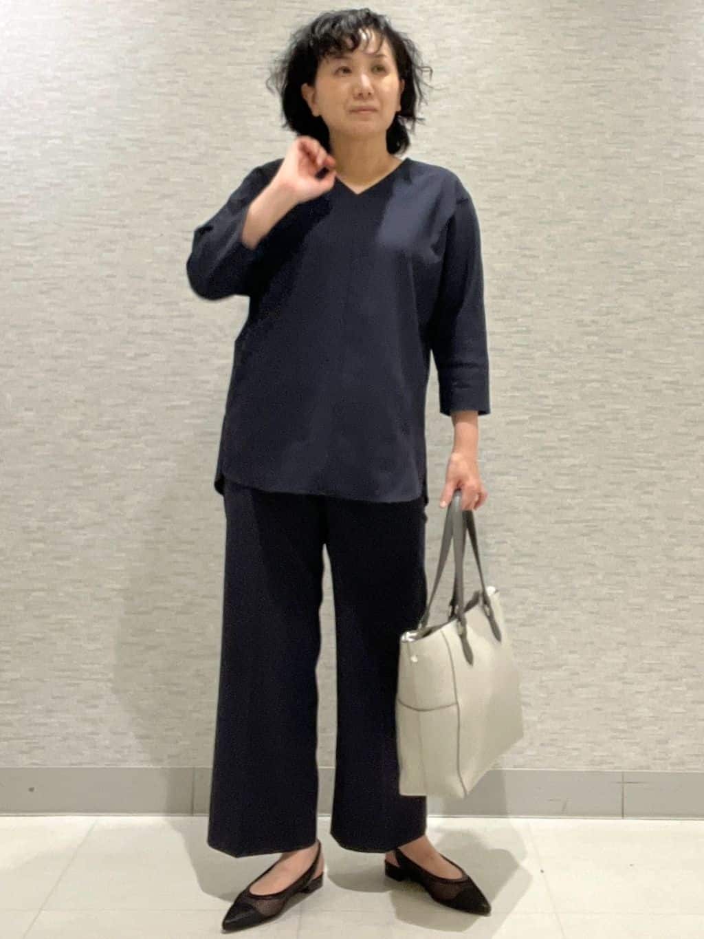 KOJIMAさんの「Reflect｜◆【マシンウォッシュ可／セットアップ可能】ドルマンスリーブVネックブラウス」を使ったコーディネート