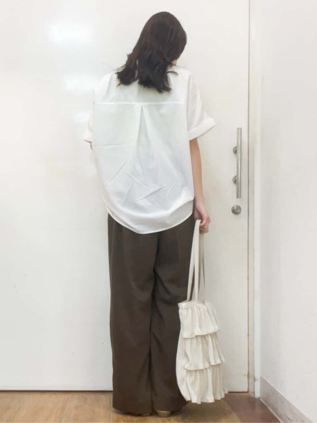 sakiさんの「SHOO･LA･RUE｜◆【高レビュー/洗える/UV/吸水速乾】洗濯後しわになりにくいリネンブレンドドルマンシャツ」を使ったコーディネート