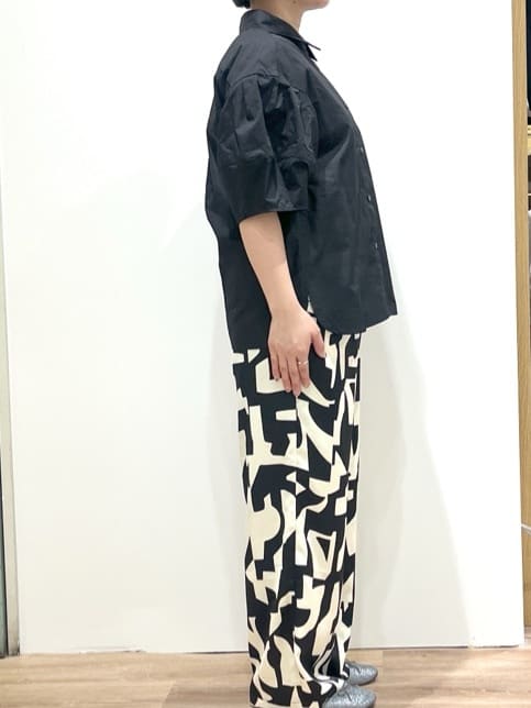 chiakiさんの「OPAQUE.CLIP｜◆《美人百花掲載》ランタンスリーブシャツ【洗濯機洗い可】」を使ったコーディネート
