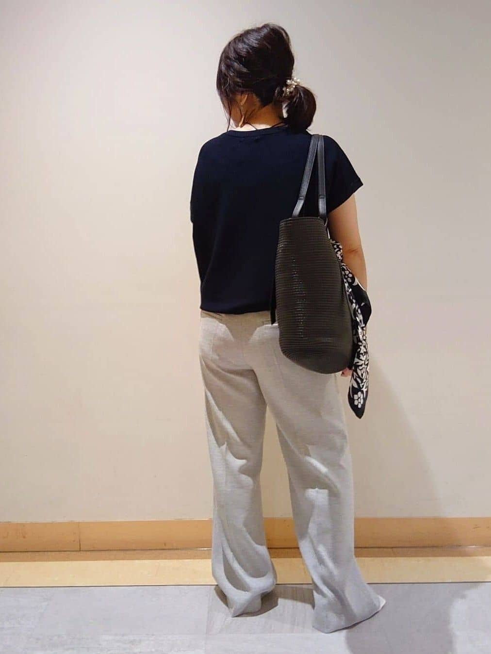 TOMOMIさんの「INDIVI｜【90cm四方】ボタニカル柄大判スカーフ」を使ったコーディネート