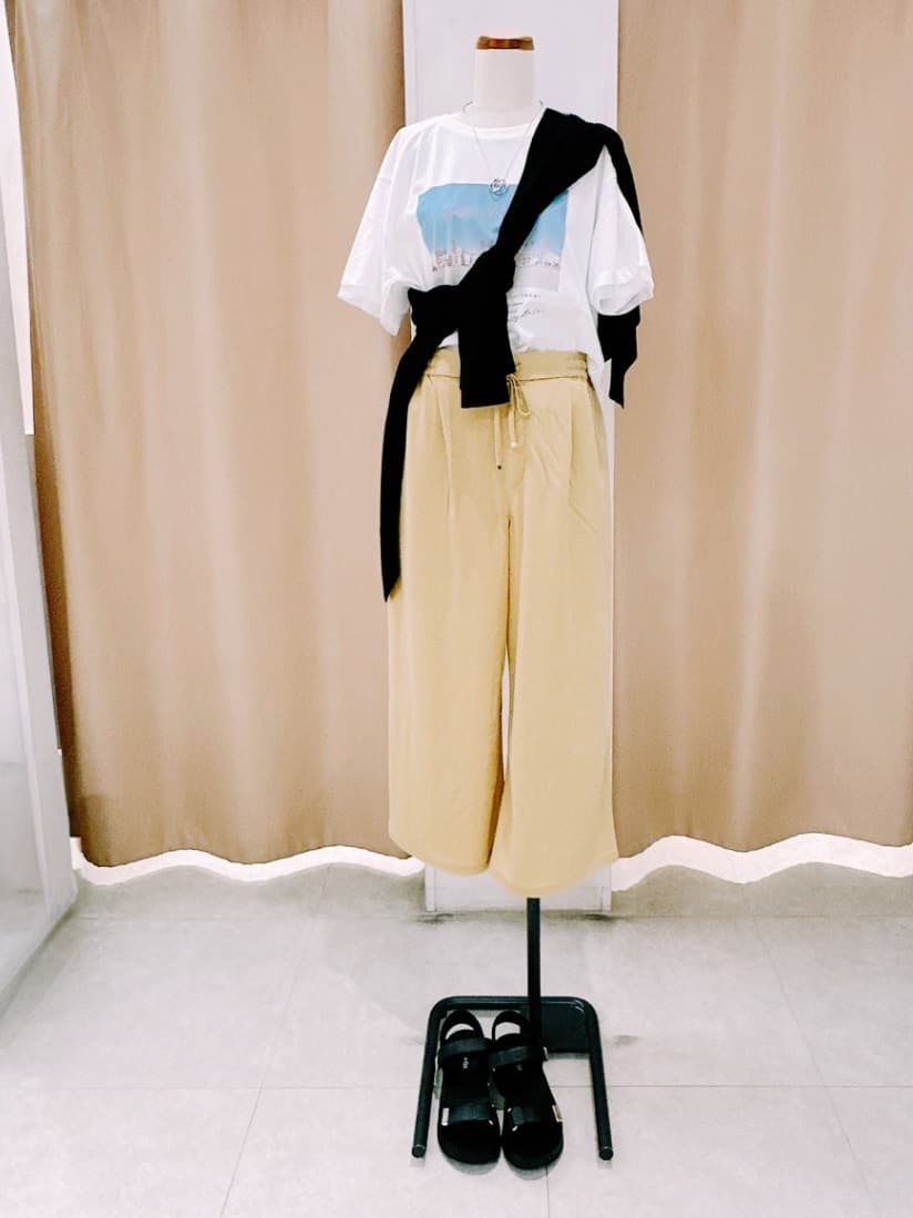 Yossyさんの「SHOO･LA･RUE｜◆ステンドグラス風透かしモチーフネックレス」を使ったコーディネート
