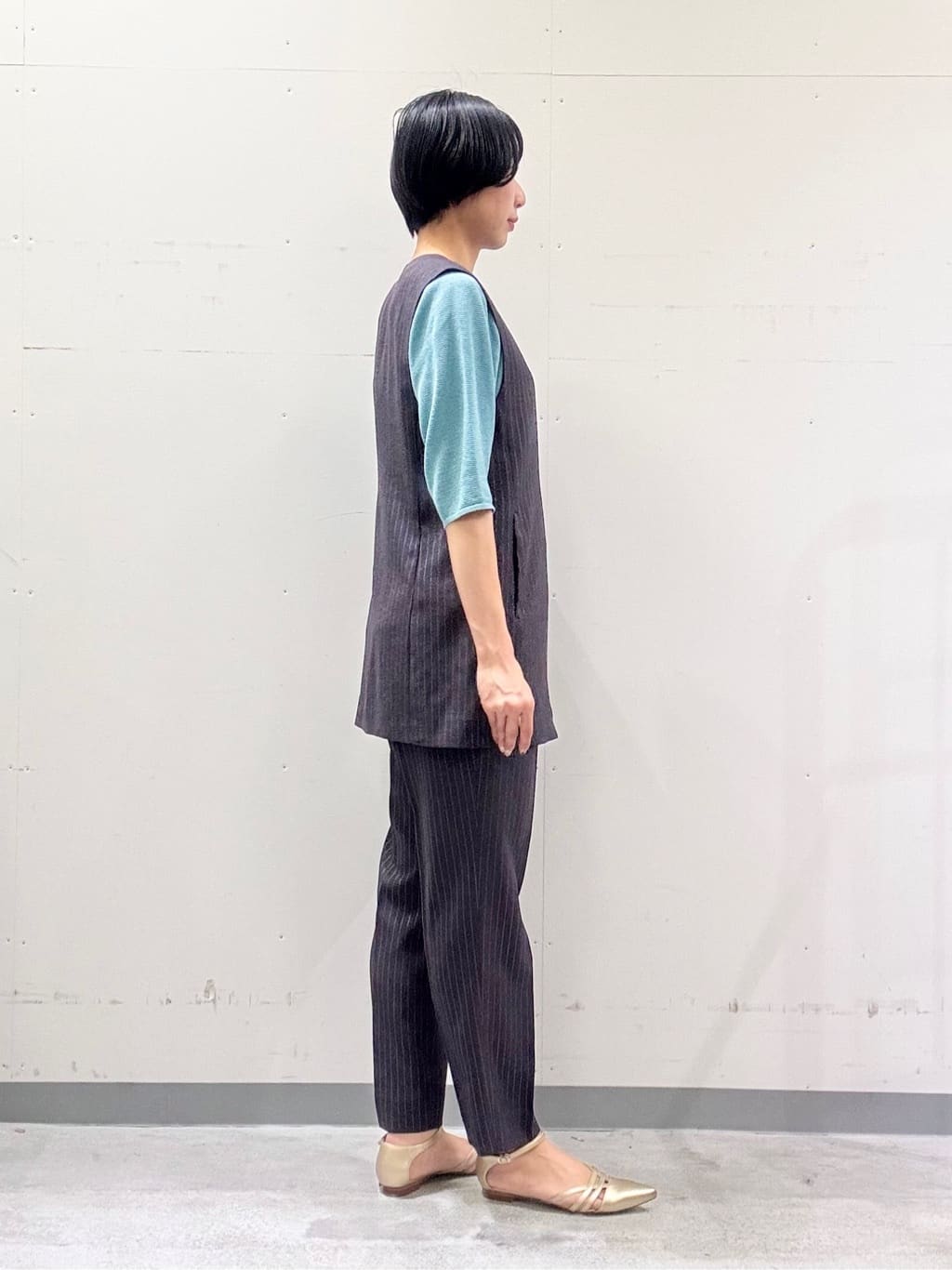 naoさんの「INDIVI｜【90cm四方】ボタニカル柄大判スカーフ」を使ったコーディネート