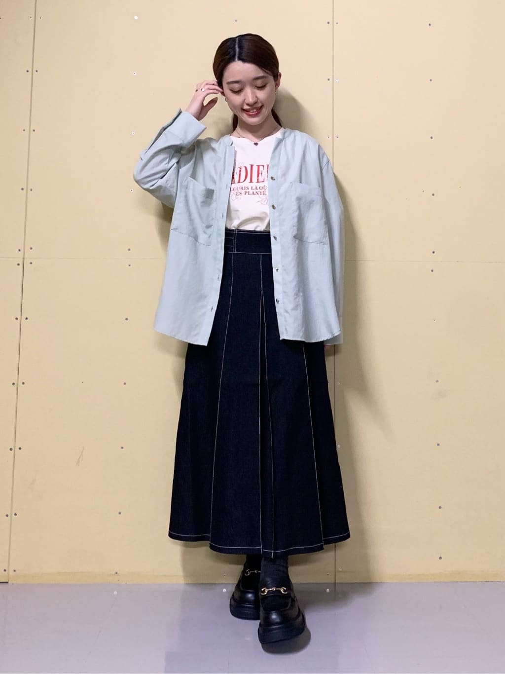 sahoさんの「THE SHOP TK｜シーズンレスで使える デニムタックスカート/洗える」を使ったコーディネート