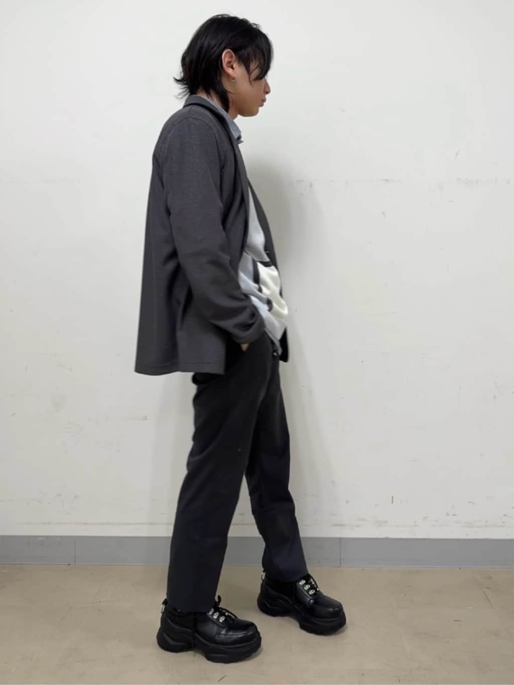 溝端佑太朗さんの「TAKEO KIKUCHI｜【全7サイズ&times;8色展開！】トップマルチヘリンボン パンツ」を使ったコーディネート