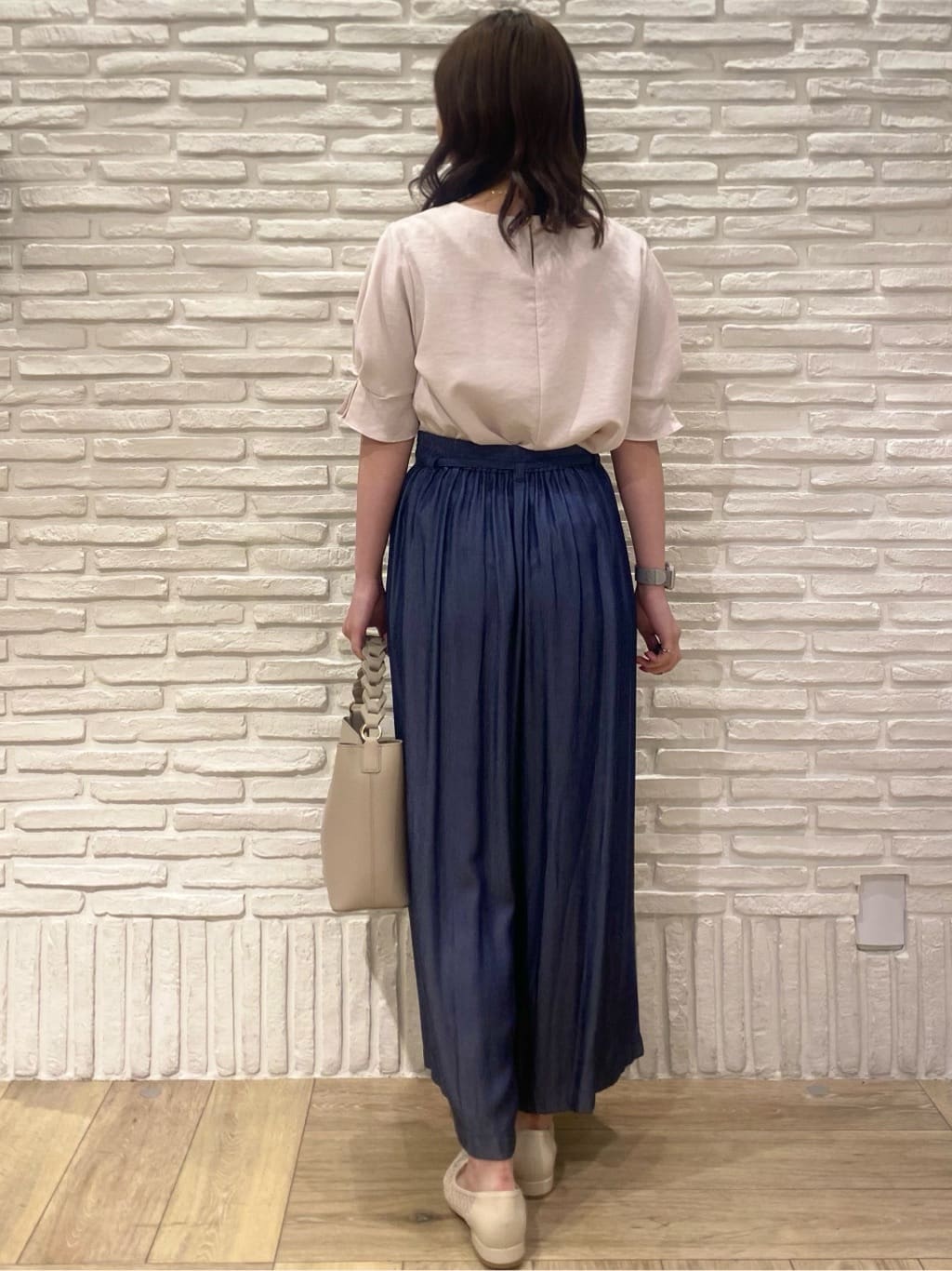 KARENさんの「index｜《8色展開／XS-LLサイズ》タックパフスリーブブラウス【洗濯機洗い可／吸水速乾／防シワ／抗ピル】」を使ったコーディネート