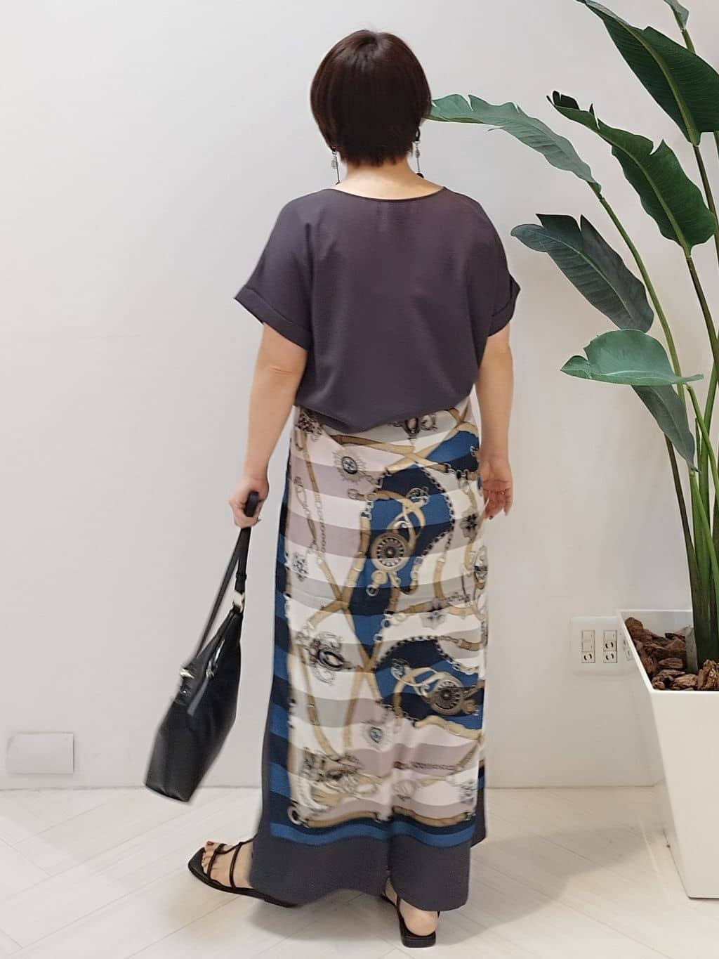 s u g iさんの「UNTITLED｜【手洗い／88cm正方形】シアー素材チェーン柄スカーフ」を使ったコーディネート