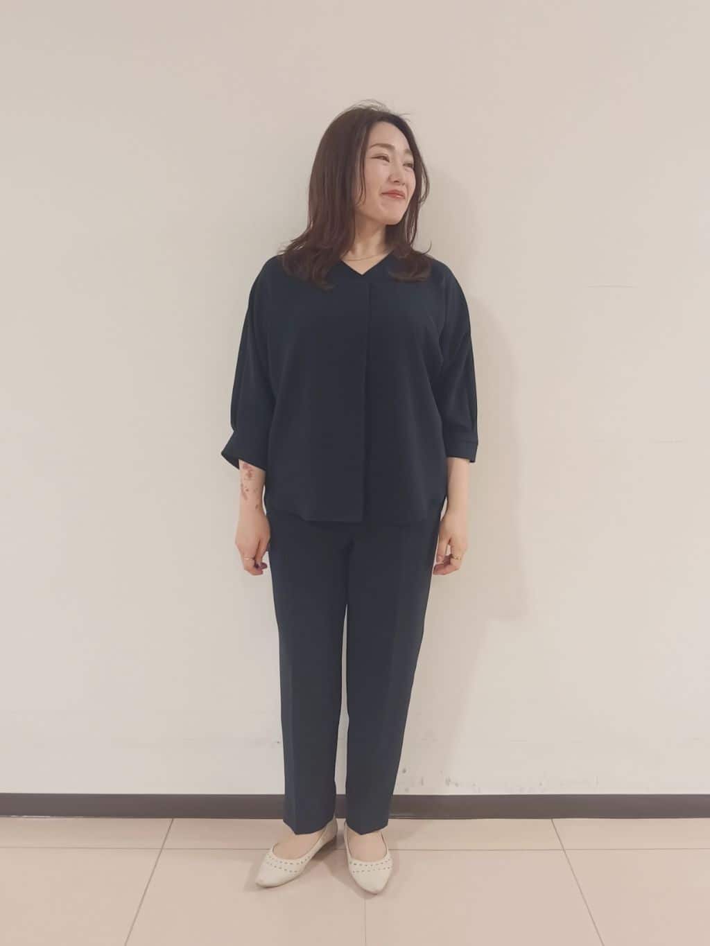 kaoさんの「INDIVI｜◆【着る日傘/遮熱/UVケア】Vネックドルマンスリーブブラウス」を使ったコーディネート