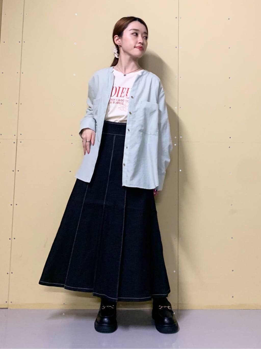 sahoさんの「THE SHOP TK｜シーズンレスで使える デニムタックスカート/洗える」を使ったコーディネート