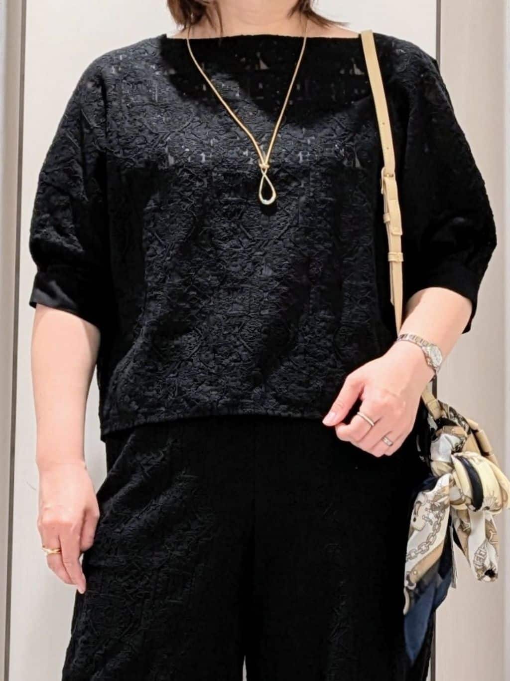 Onumaさんの「UNTITLED｜【手洗い／88cm正方形】シアー素材チェーン柄スカーフ」を使ったコーディネート