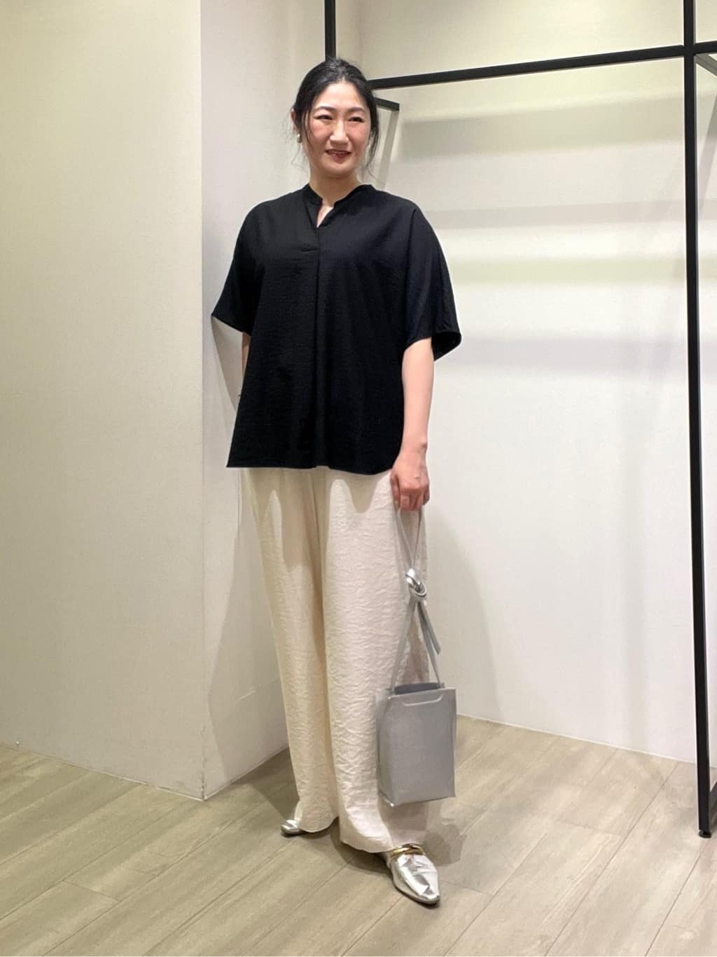 TOMOMIさんの「INDIVI｜【洗える／UVケア／SETUP可能】ドロストワイドパンツ」を使ったコーディネート