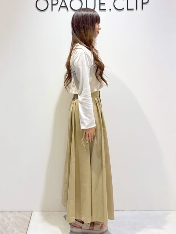 mikaさんの「OPAQUE.CLIP｜◆《ツインセット》シャーリングビスチェ&times;ロングTシャツ【洗濯機洗い可】」を使ったコーディネート