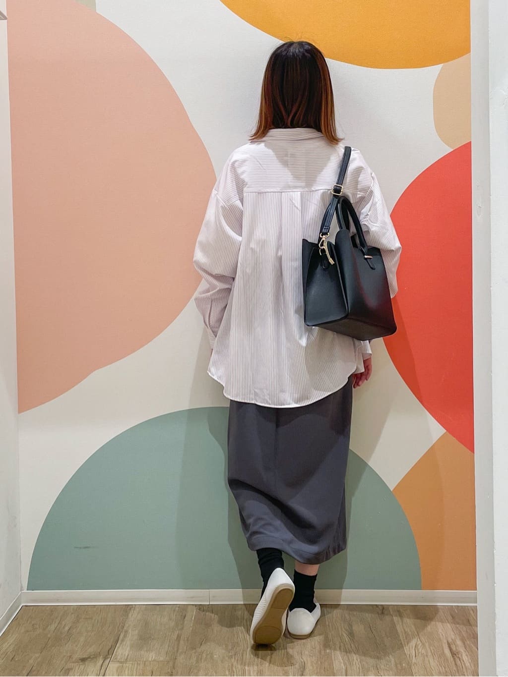 とまとさんの「SHOO･LA･RUE｜◆【ひんやり/UV/吸水速乾/洗濯後しわになりにくい】ラッシュガードにもなる ストライプ前開きシャツ」を使ったコーディネート