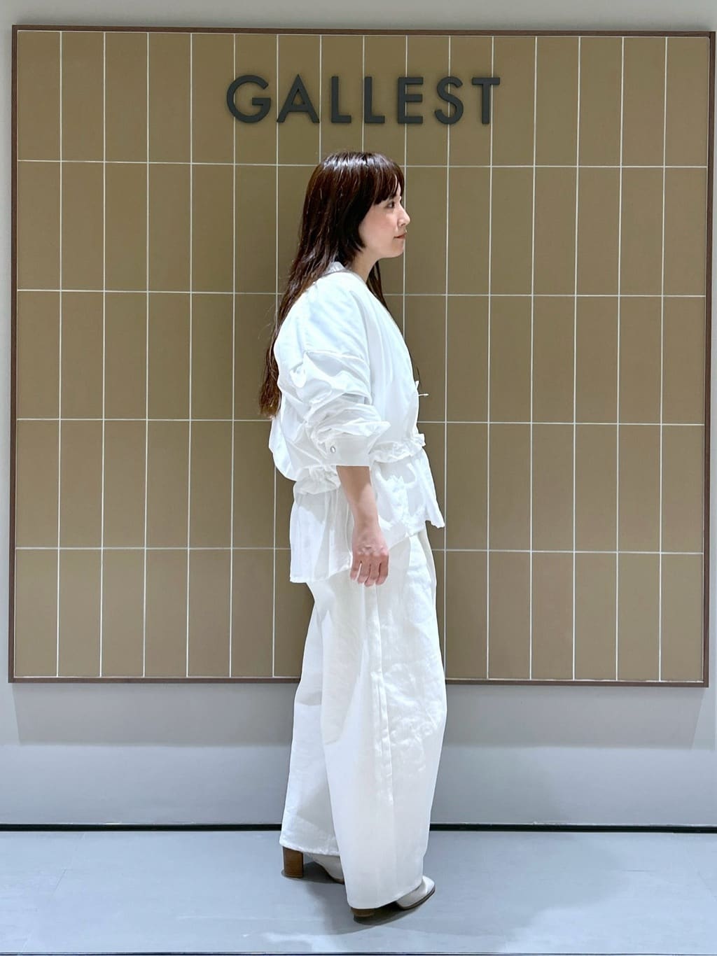 よねさんの「INDIVI｜ハイウエストカーブデニム」を使ったコーディネート