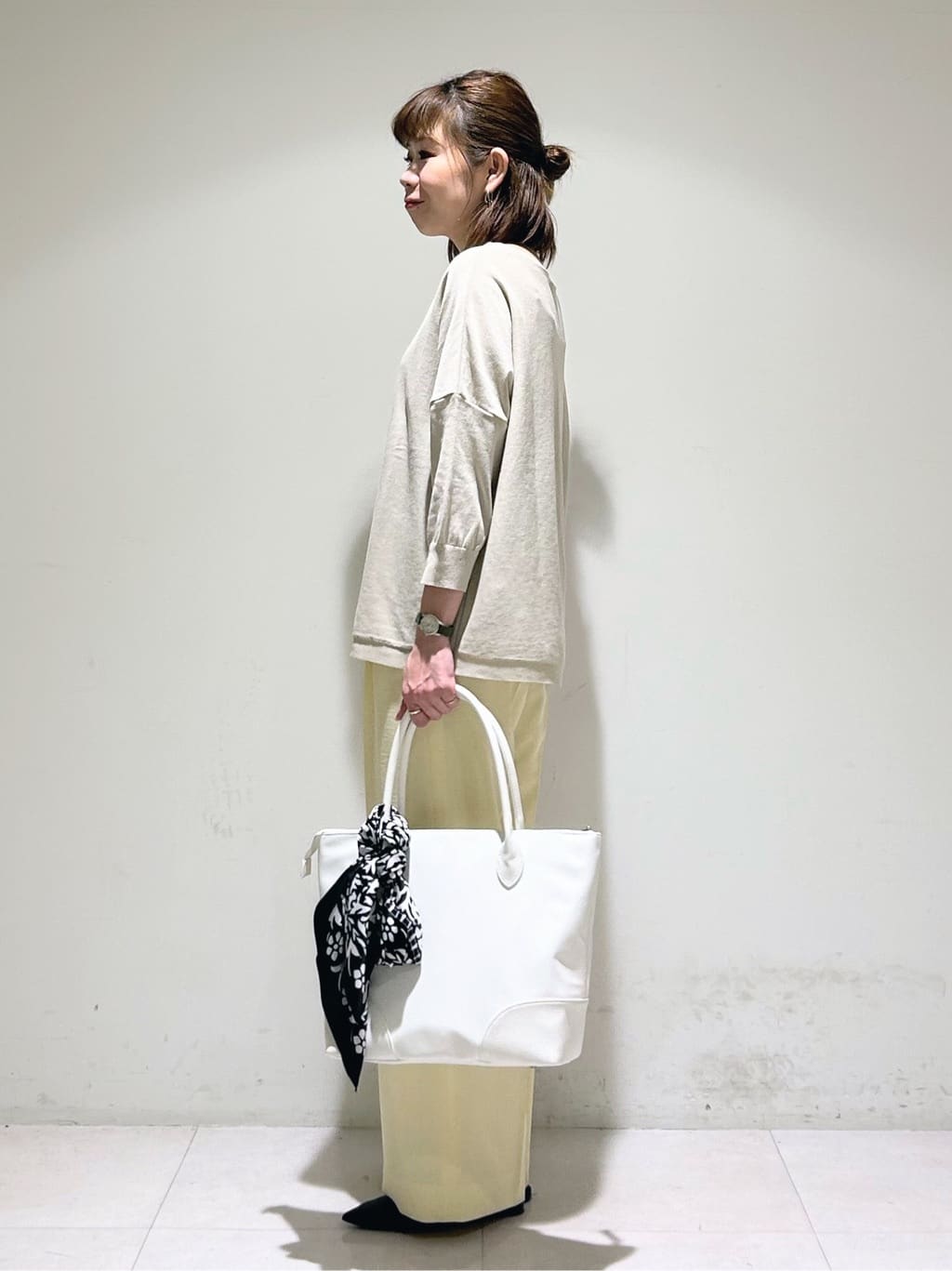 tsuyuさんの「INDIVI｜【90cm四方】ボタニカル柄大判スカーフ」を使ったコーディネート